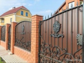 Кирпичный забор с ковкой  150 метров фото в Цюрюпе