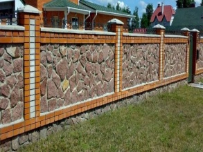 Кирпичный забор с камнем 12 метров фото в Цюрюпе