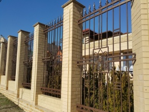 Кирпичный забор с ковкой  10 метров фото в Цюрюпе