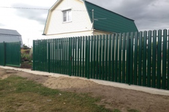 Забор из евроштакетника на ленточном фундаменте 70 метров фото в Цюрюпе