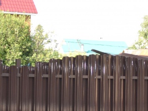 Забор из евроштакетника на ленточном фундаменте 10 метров фото в Цюрюпе